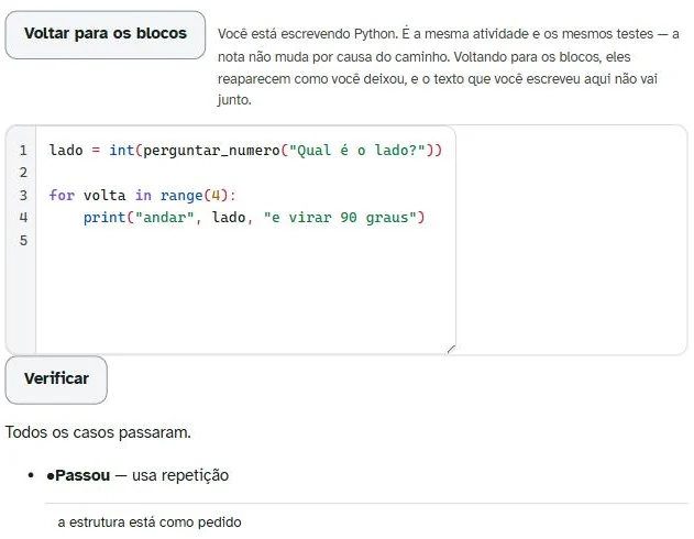 A mesma atividade resolvida em Python: um laço "for volta in range(4)" com um print dentro, e abaixo o resultado da correção — "Todos os casos passaram. Passou — usa repetição".